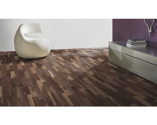 Obývací pokoj s dřevěnou podlahou, křeslem a komodou