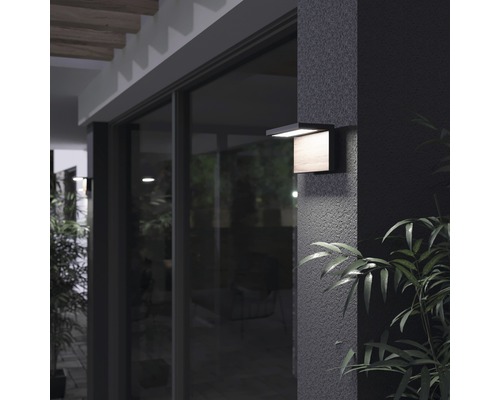 Moderní nástěnné svítidlo ze dřeva a kovu pro venkovní použití