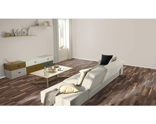 Světlý obývací pokoj s pohovkou, konferenčním stolkem a komodou