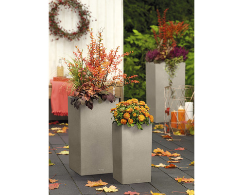 Květinové aranžmá ve dvou šedých květináčích na terase s podzimním listím