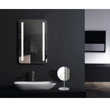 Moderní koupelna s umyvadlem, osvětleným zrcadlem a kosmetickým zrcátkem