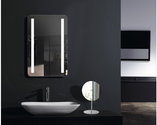 Moderní koupelna s umyvadlem, osvětleným zrcadlem a kosmetickým zrcátkem