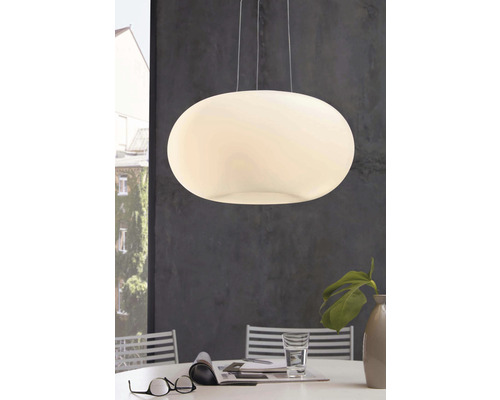 Oválné závěsné svítidlo nad jídelním stolem