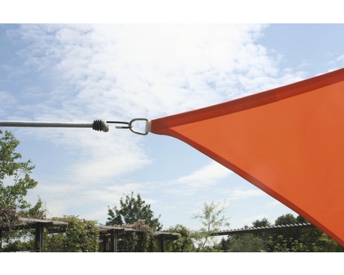 Detailní záběr sluneční plachty s upevněním na tyč