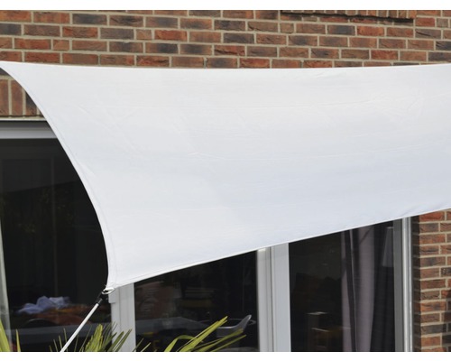 Bílá sluneční plachta venku pro stínění