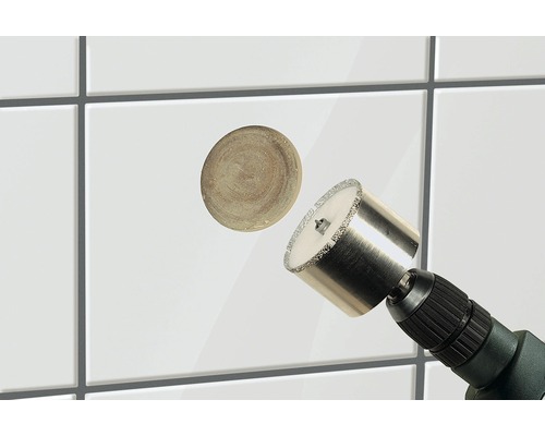 Vykružovák na dlaždice v provozu s vyříznutým dílem dlaždice