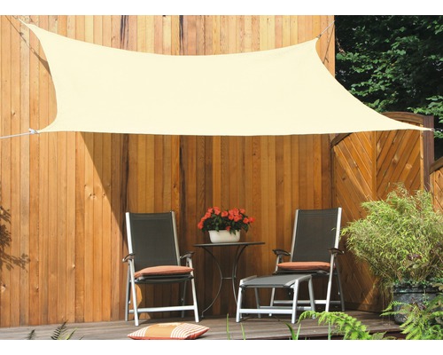 Scéna se sluneční plachtou nad zahradním nábytkem na dřevěné terase