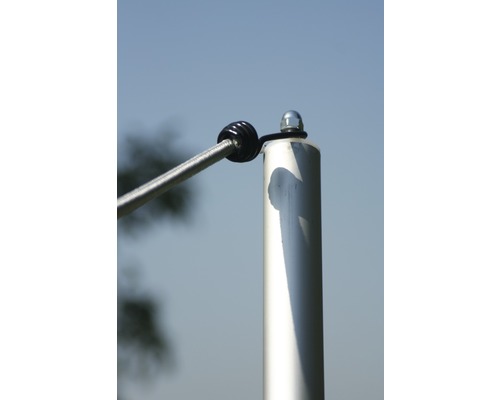 Detailní pohled na sloup oplocení s lanem a upevňovacími prvky