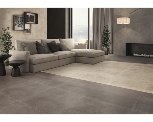 Světlý obývací pokoj s dlažbou, pohovkou a dekorací