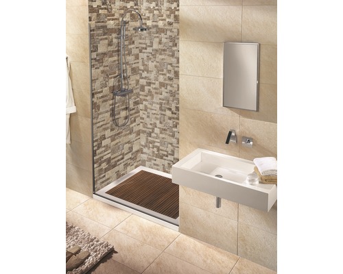 Moderní koupelna se sprchou, umyvadlem a zrcadlem