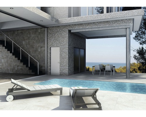 Exteriér domu s bazénem, terasou s lehátky a schodištěm