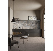 Kuchyně se vzorovanými dlaždicemi, jídelním stolem a židlemi