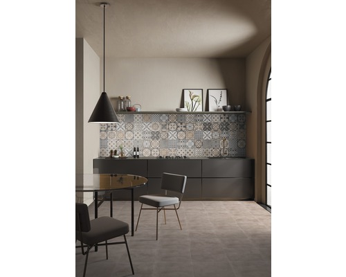 Kuchyně se vzorovanými dlaždicemi, jídelním stolem a židlemi
