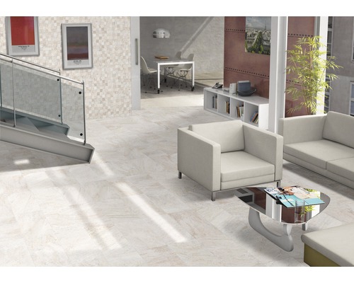 Světlý pokoj s dlažbou, schodištěm, posezením a dekoracemi pro moderní bydlení.