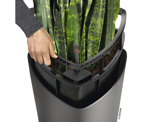 Detailní záběr květináče se zavlažovacím systémem a ukazatelem hladiny vody