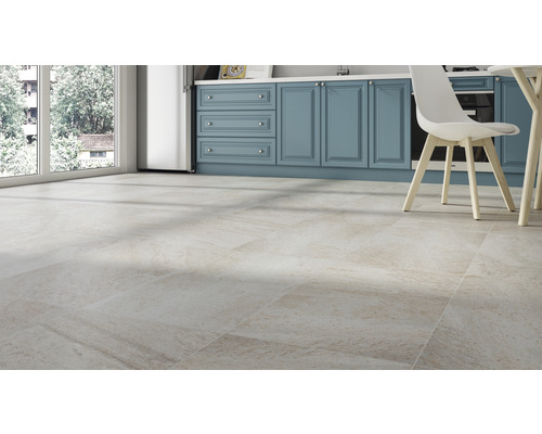 Světlá, prostorná kuchyně s podlahovými dlaždicemi se vzhledem přírodního kamene a kuchyňským nábytkem