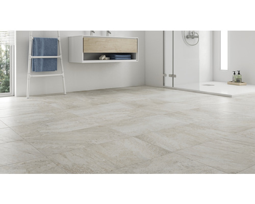 Moderní koupelna se světlými podlahovými dlaždicemi, sprchou a umyvadlem