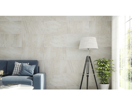 Obývací pokoj s pohovkou a obkladovými dlaždicemi s kamenným vzhledem.