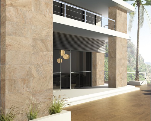 Venkovní pohled na budovu s obkladem fasády a podlahovými dlaždicemi v kamenném vzhledu.