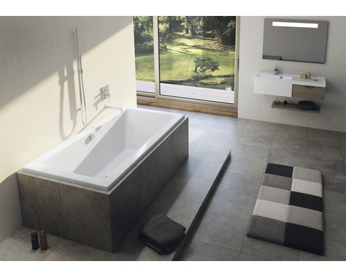 Koupelna s vanou, umyvadlem a zrcadlem