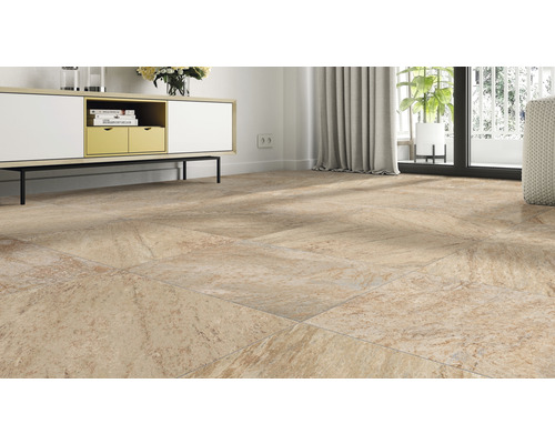 Světlý obývací pokoj s dlažbou se vzhledem kamene, nábytkem a oknem