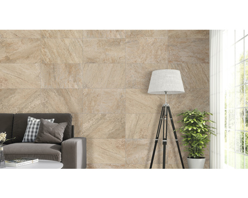 Obývací pokoj s obkladovými dlaždicemi se vzhledem kamene, stojací lampou a pohovkou