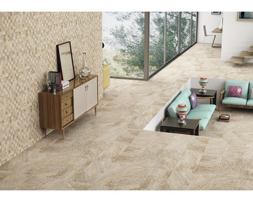 Světlý obývací pokoj s podlahovými dlaždicemi, obývacím nábytkem a velkým oknem