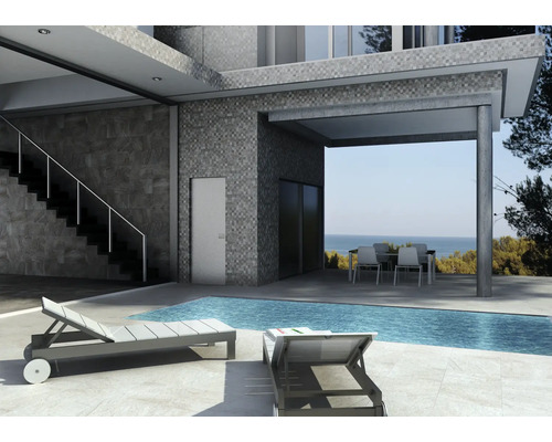 Moderní dům s bazénem, schodištěm, lehátky a venkovním jídelním prostorem.