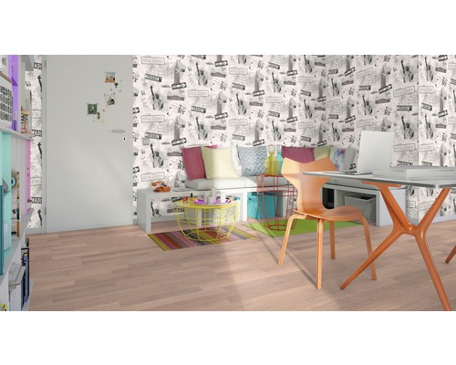 Dekorativní pokoj s fototapetou, nábytkem a dřevěnou podlahou