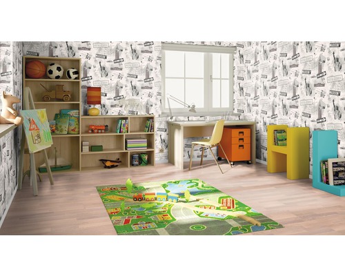 Dětský pokoj s psacím stolem, regály a hracím kobercem