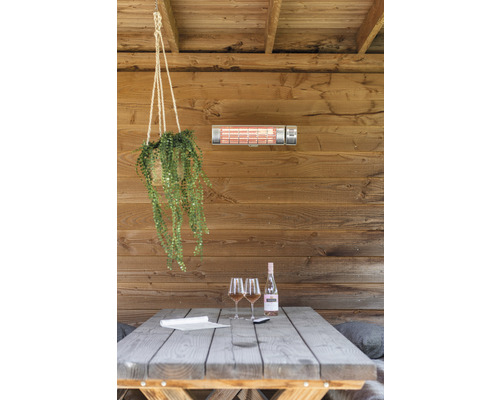 Krytá terasa s ohřívačem, stolem, lahví vína a sklenicemi