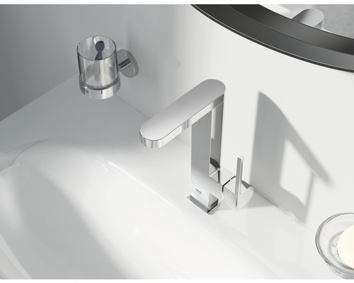 Moderní koupelnové umyvadlo s baterií a držákem na kelímek na zubní kartáčky