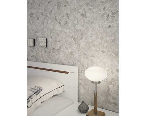 Ložnice s mozaikovou stěnou, noční lampou a bílou postelí