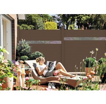 Terasa s plotem pro ochranu soukromí a žena odpočívající na lehátku