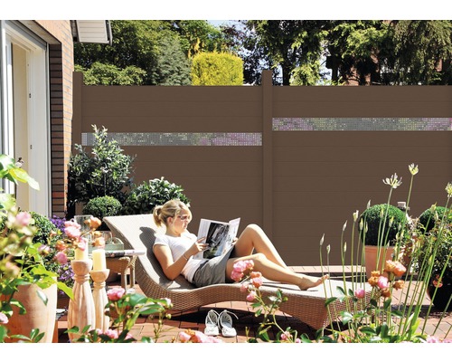 Terasa s plotem pro ochranu soukromí a žena odpočívající na lehátku