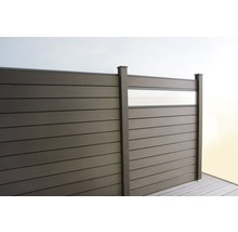 Plastový plot s dekoračním prvkem