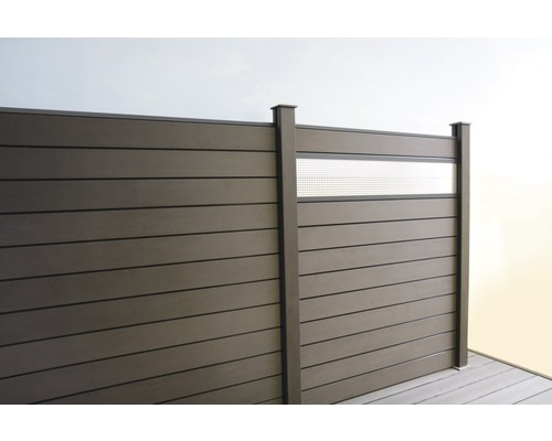 Plastový plot s dekoračním prvkem