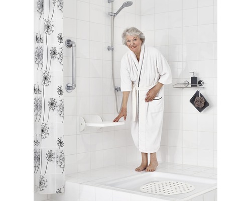 Koupelna s sprchovou stoličkou, madlem, sprchovým závěsem a sprchovou hlavicí pro bezbariérový zážitek ze sprchování