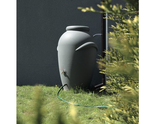 Šedá nádrž na dešťovou vodu v zahradě s hadicovou přípojkou