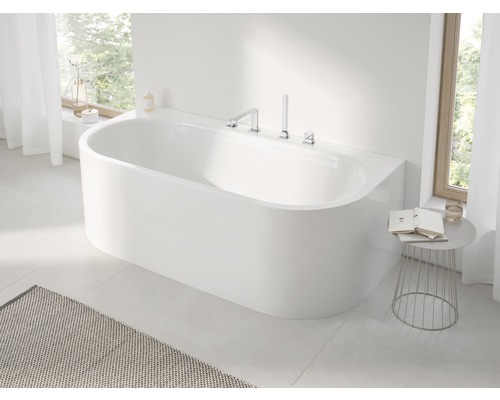 Volně stojící vana ve světlé koupelně s oknem