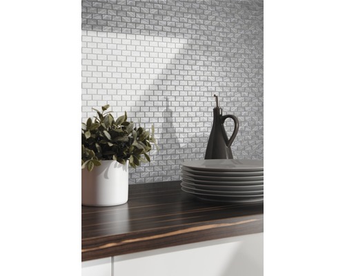 Kuchyňská scéna s cihlovými mozaikovými obklady, nádobím a dekorací