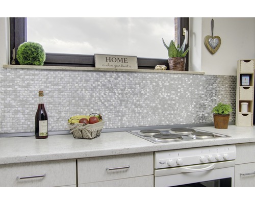 Kuchyňská scéna s mozaikovou stěnou, sporákem a dekoracemi