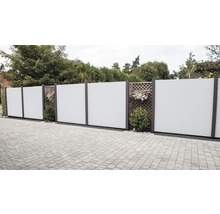 Plastový zahradní plot s mřížovinou a truhlíkem