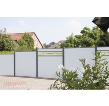 Zahrada s plotem z plastových prvků a kovových sloupků