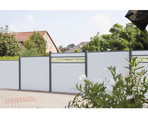 Zahrada s plotem z plastových prvků a kovových sloupků