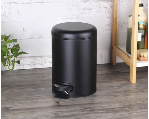 Černý kovový odpadkový koš s pedálem