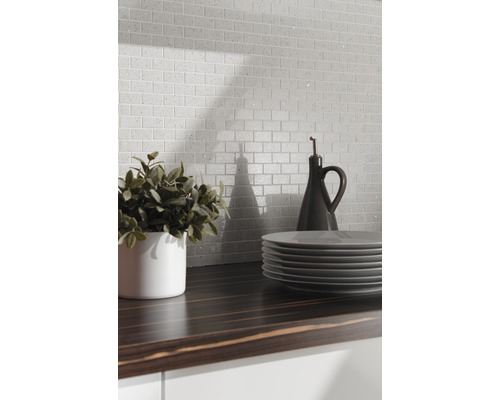 Scéna s mozaikovými obklady v cihlovém designu, pracovní deska, nádobí a dekorace