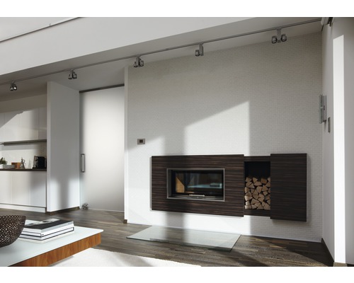 Moderní obývací pokoj s krbem, regálem na dřevo a posuvnými dveřmi