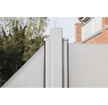 Detailní pohled na větrolam s hliníkovými sloupky