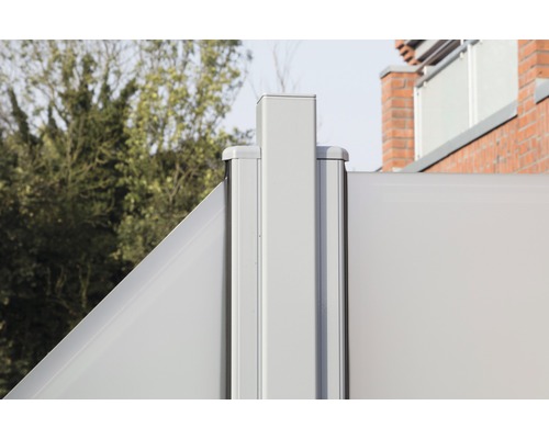 Detailní pohled na větrolam s hliníkovými sloupky